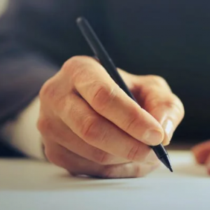 registro-contratos imagen de docuento siendo firmado